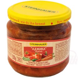 Préparation de légumes "Adzhika" piquante-épicée
